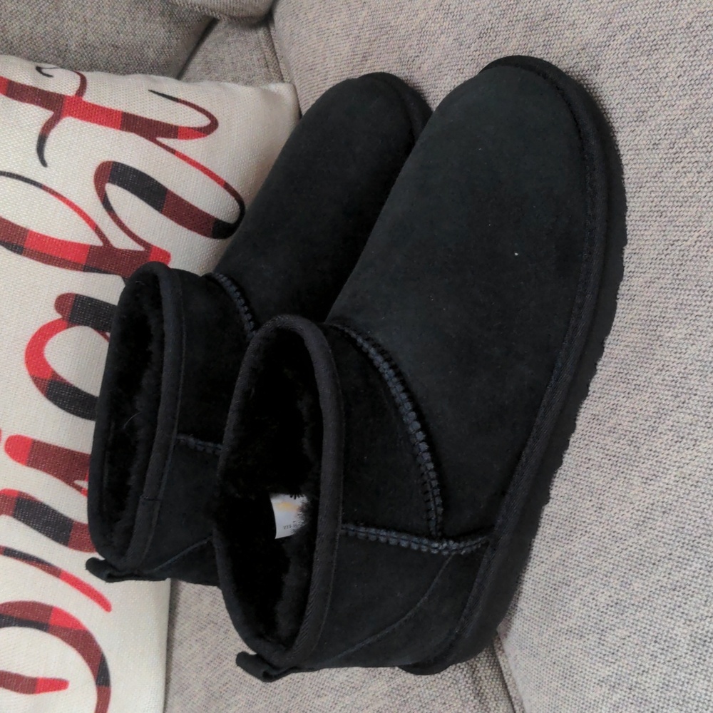 UGG Classic Ultra Mini Boots Kid’s 6 (Will Fit a Women’s 8) NWOB
